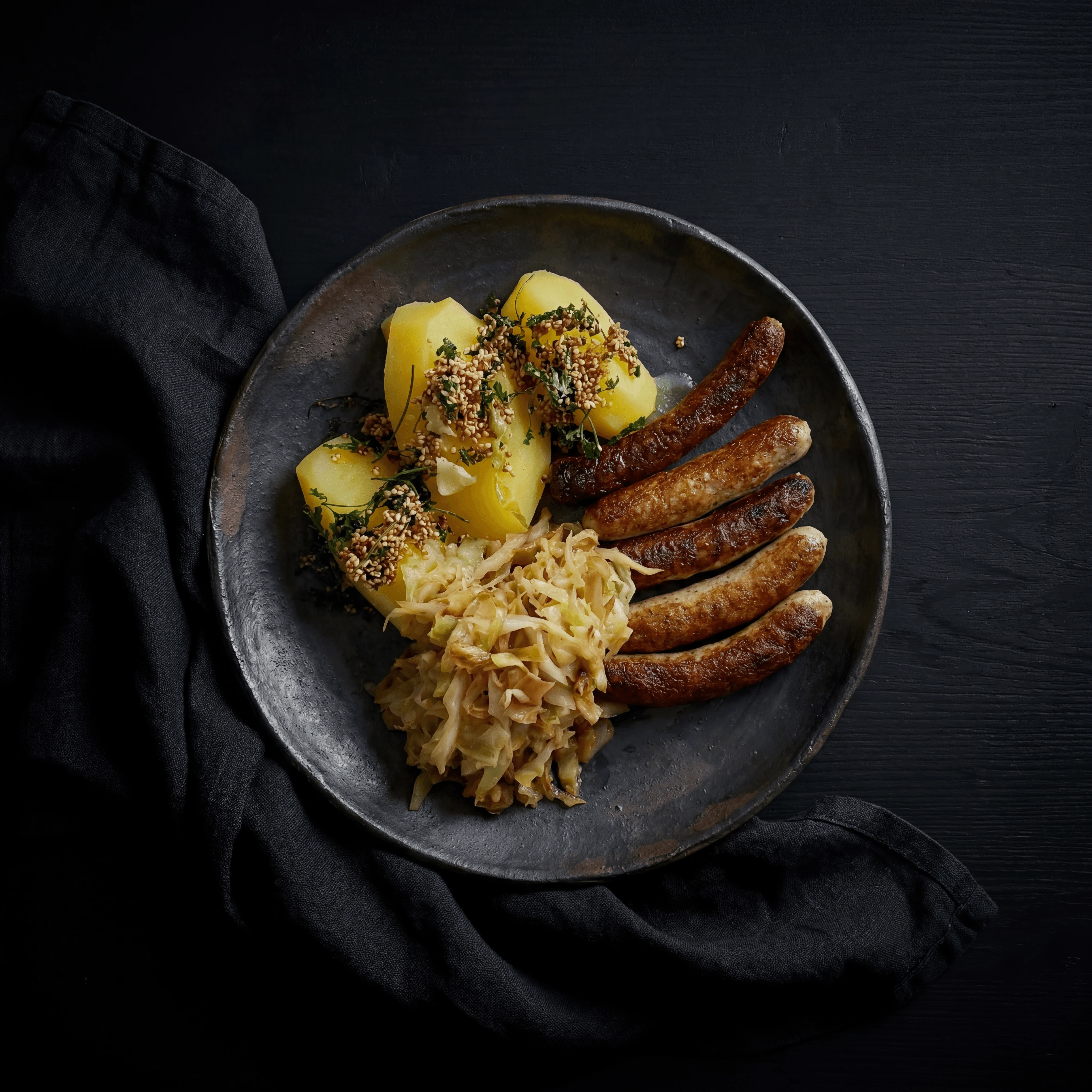 Post-oak-røget original hot link-klynge med jalapeño-ostepølse og hvidt brød på ternet slagterpapir — Central Texas-røgeri-fotografering