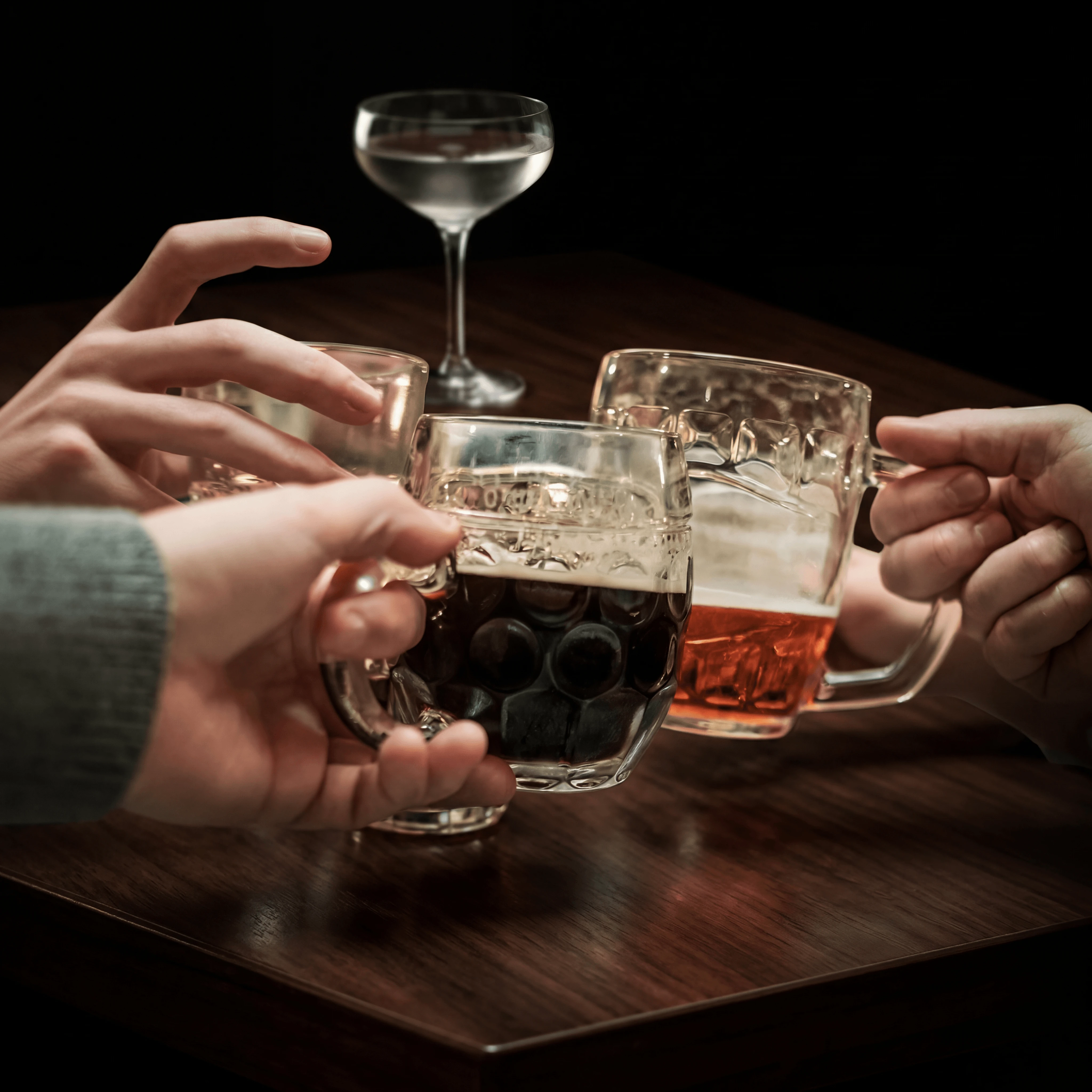 Klassieke Ierse dry stout met tweedelige cascade-stikstoftap in tulpvormig pintglas — fotografie van tapbier