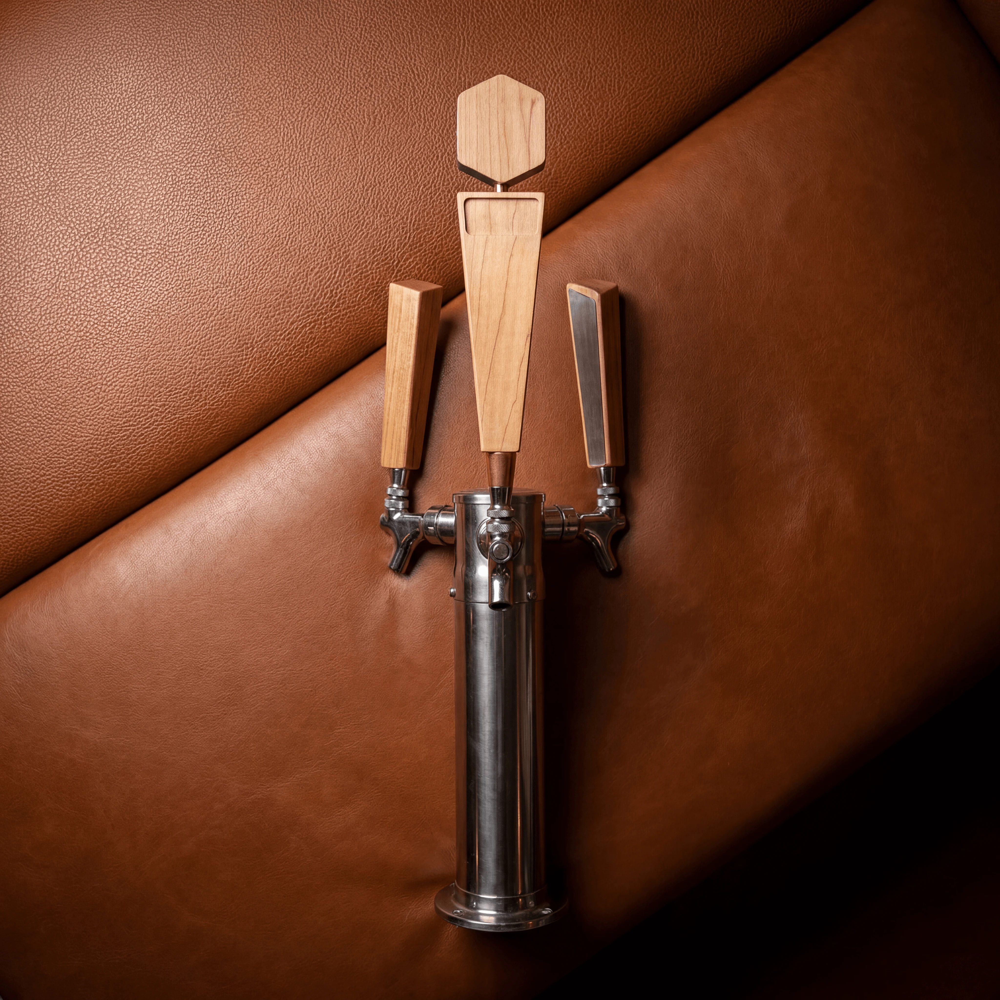 Brouwerij-tapwand met twaalf handles, rvs fermentatievaten en krijtbordlabels — sfeerfotografie van een taproom