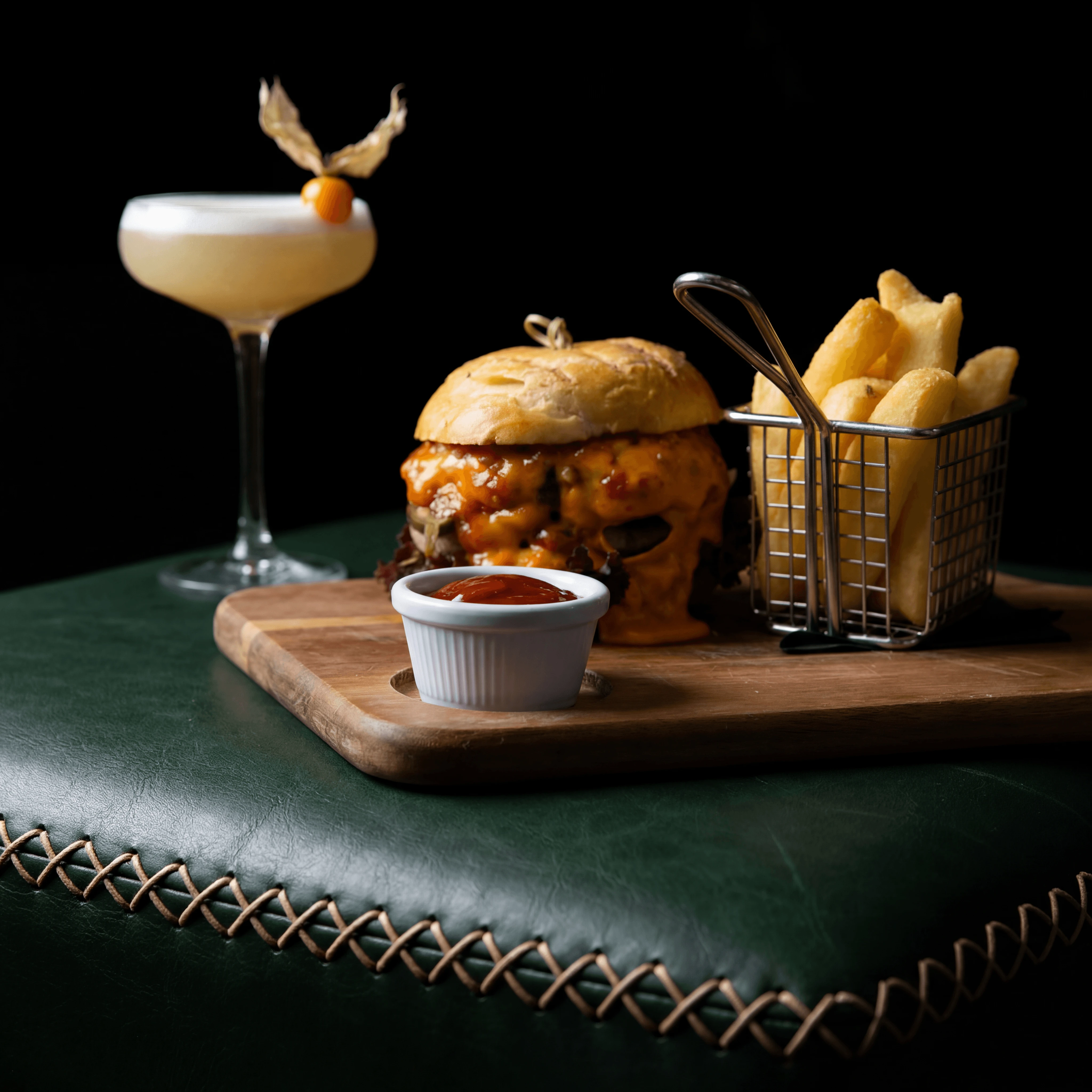 Double smash burger met friet en heldere West Coast IPA-pint in een craft brewpub — fotografie van bier-foodpairing
