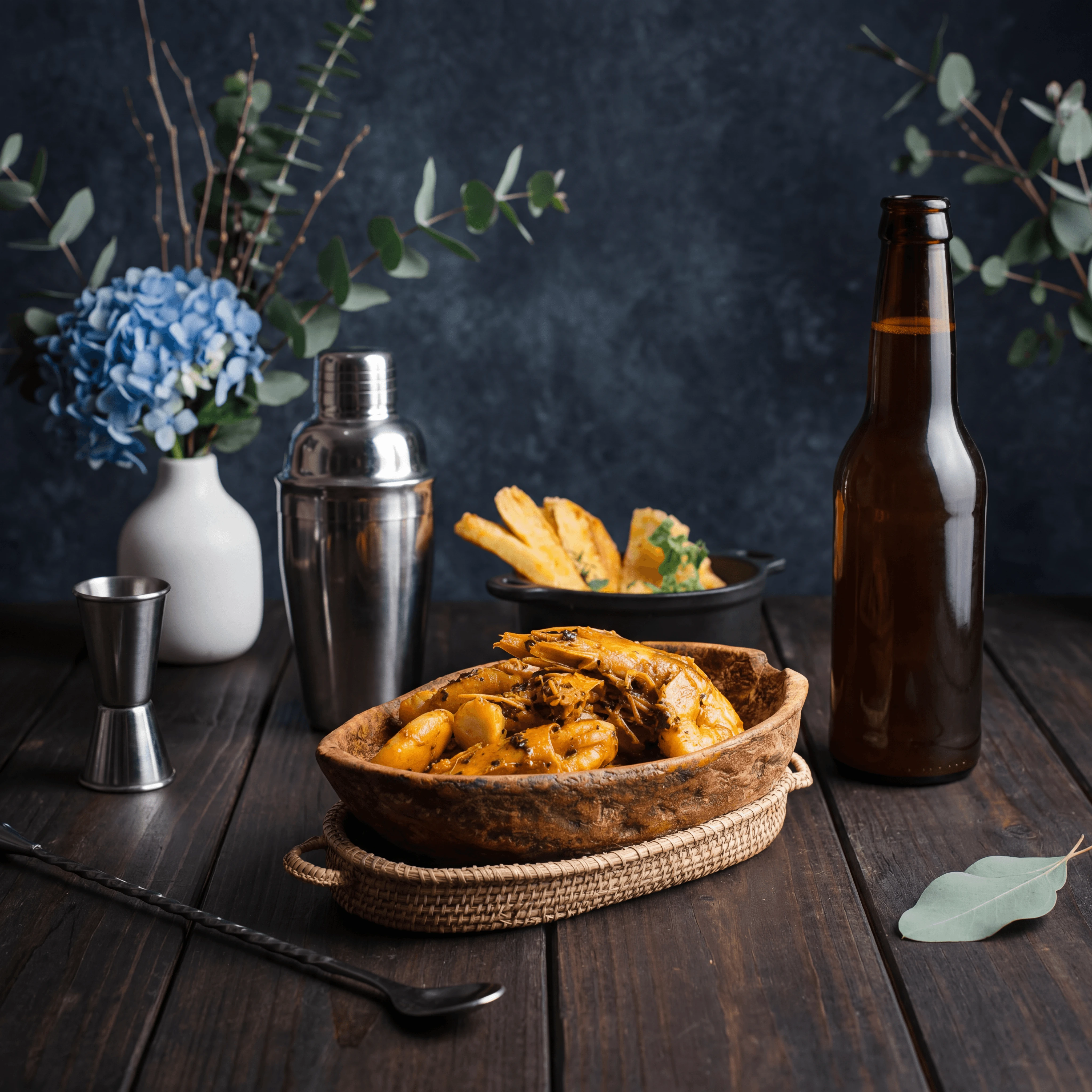 Fresh hop winter-seizoens-IPA in pintglas met verse hopbloemen en dennentakjes op grenenhouten plank — fotografie van seizoensbierreleases