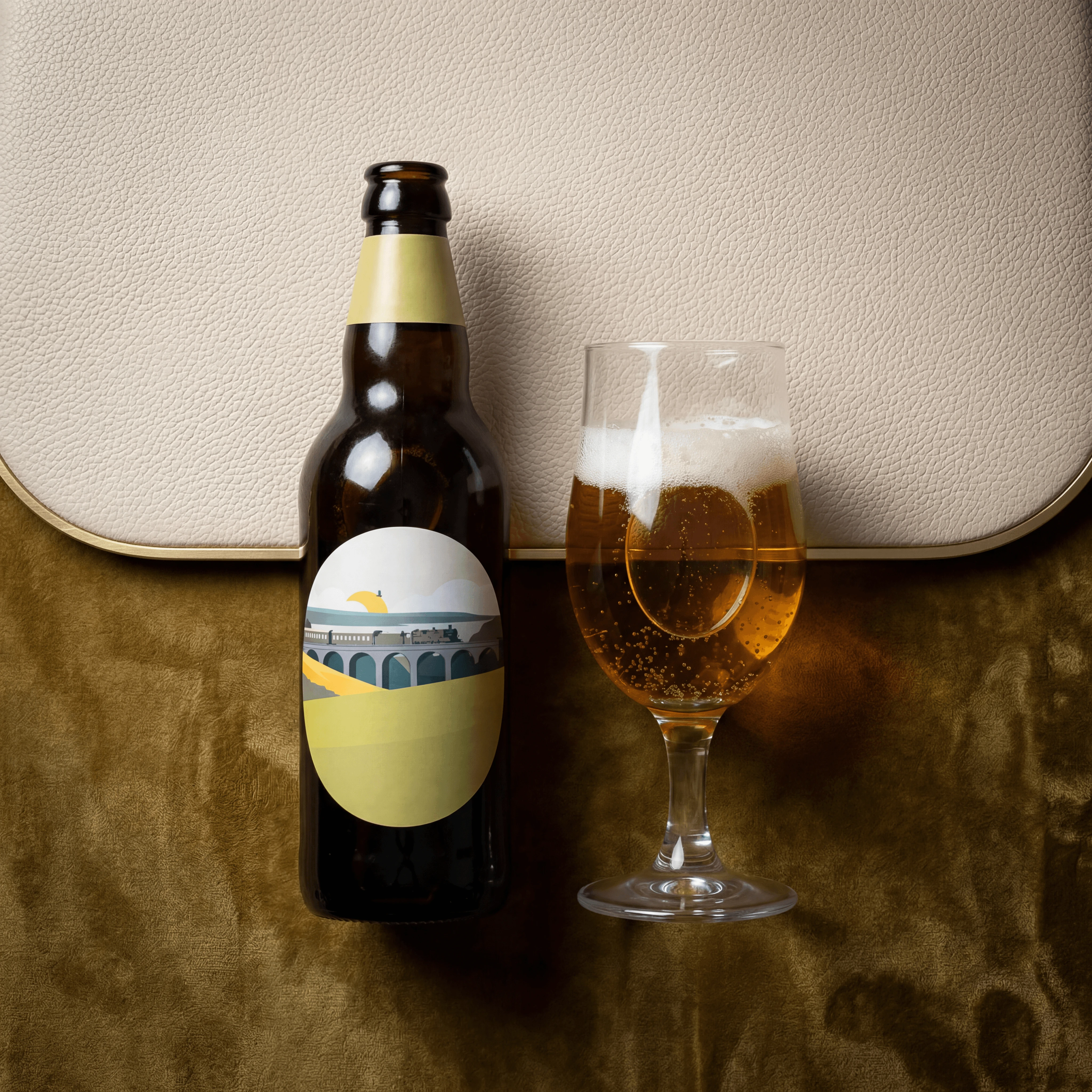 Trappisten-quadrupel-ale in abdijkelk met ongeëtiketteerde fles met gele dop — Belgische bierfotografie