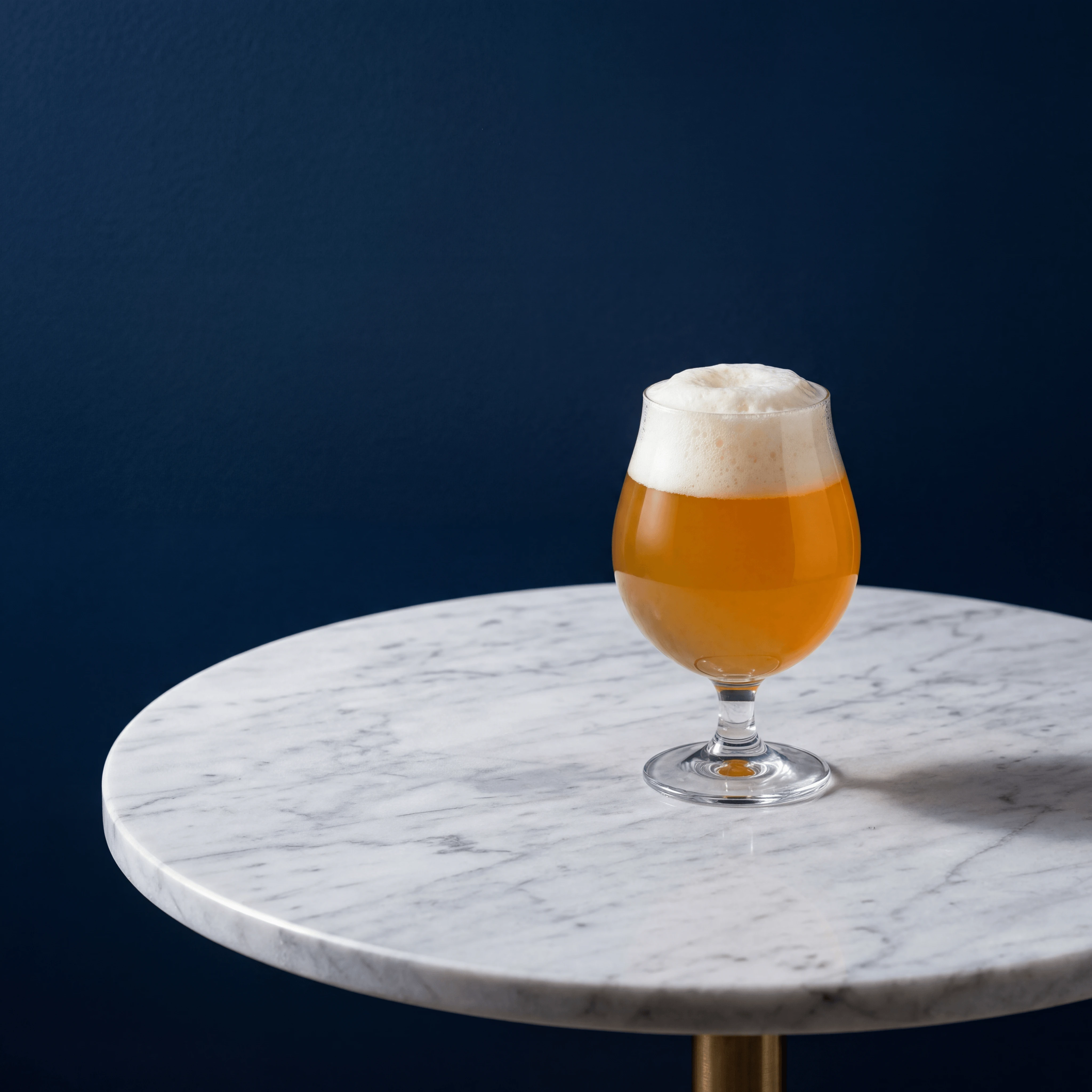 Tsjechisch pilsner-lagerbier met dikke natte schuimkraag op marineblauwe marmeren bar — fotografie van pilsbier