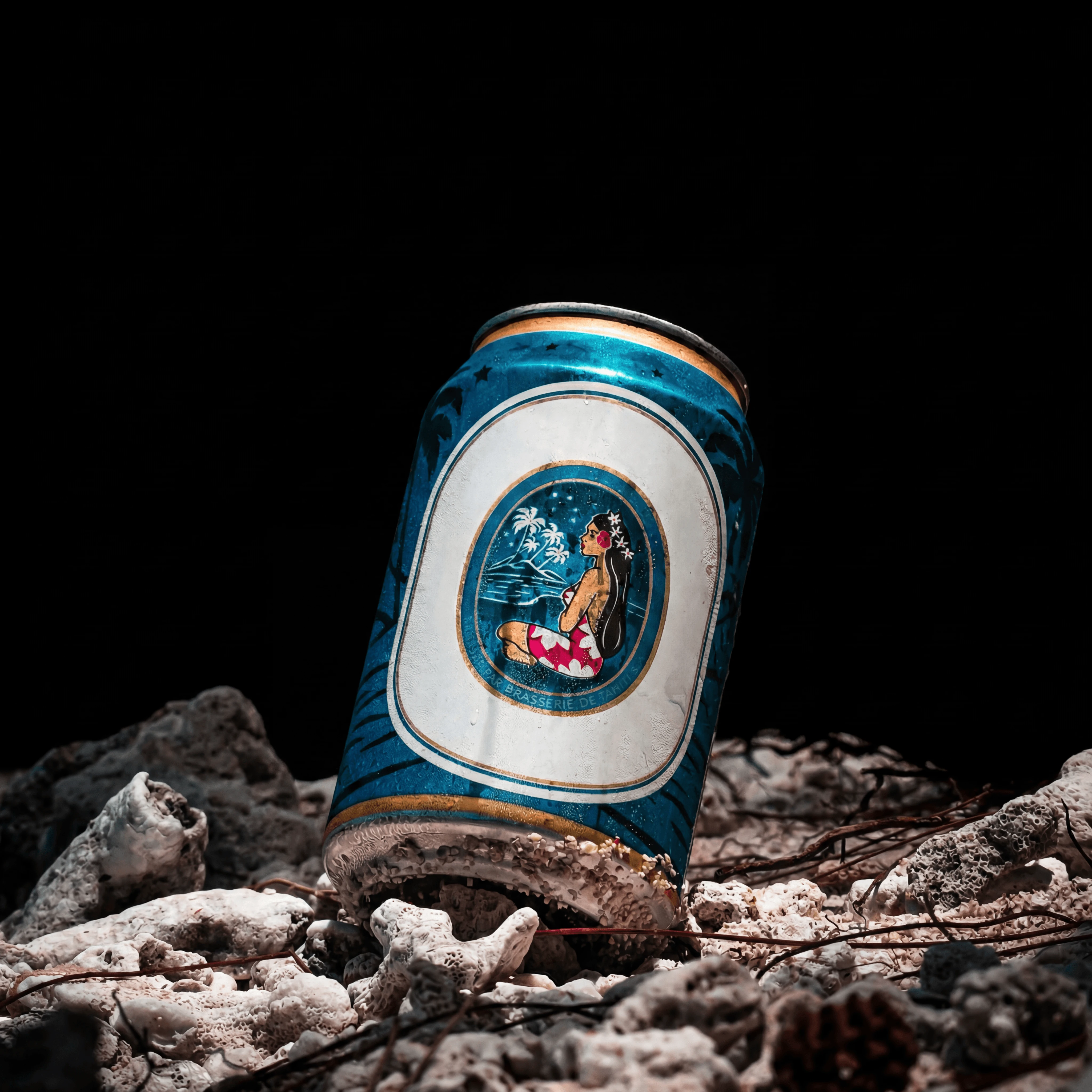Craft double IPA-blikje van 16oz met condens in een pikzwarte studio — productfotografie van bier