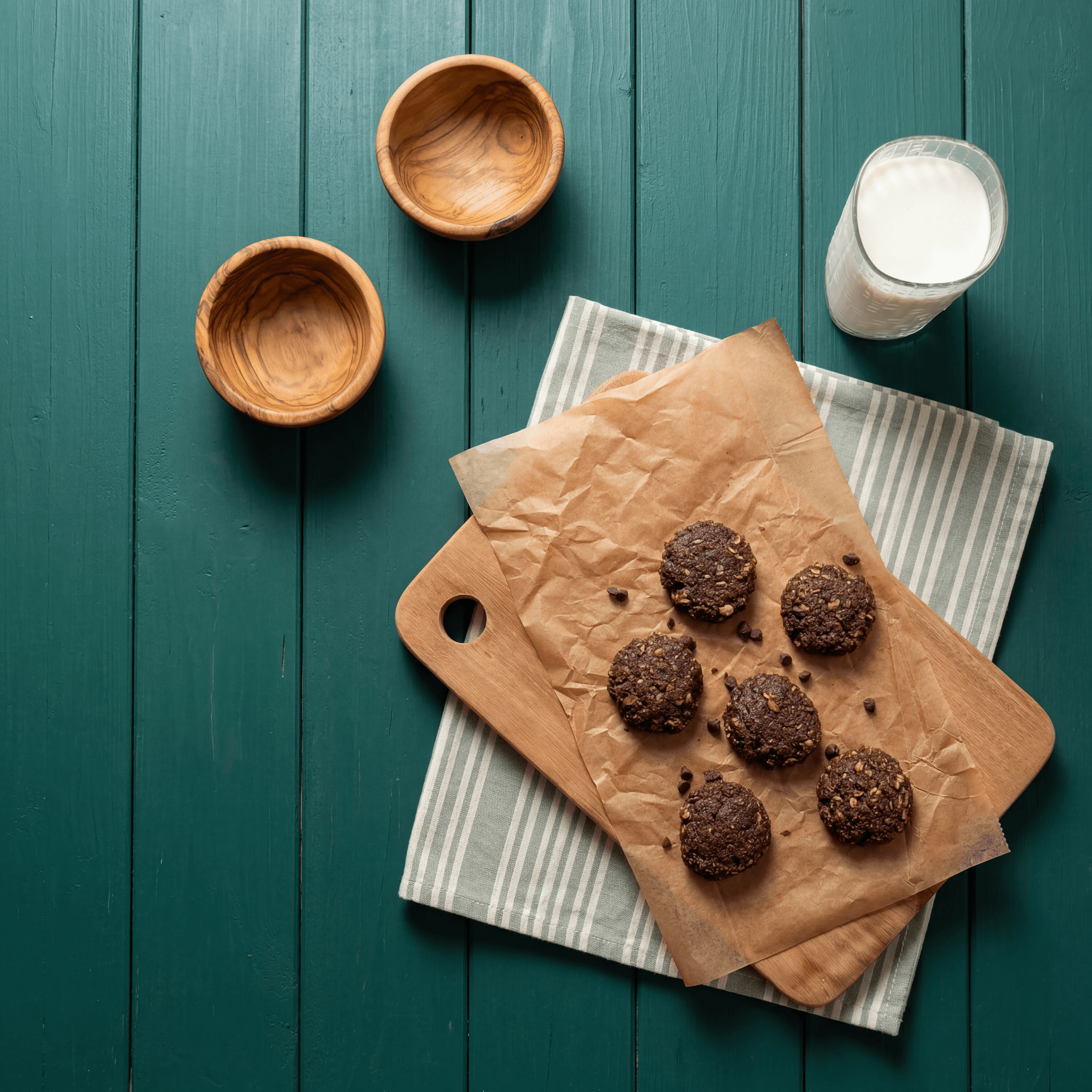 Biscuit cu fulgi de ciocolată cu lapte cu margini aurii pe lemn turcoaz — fotografie clasică de biscuiți
