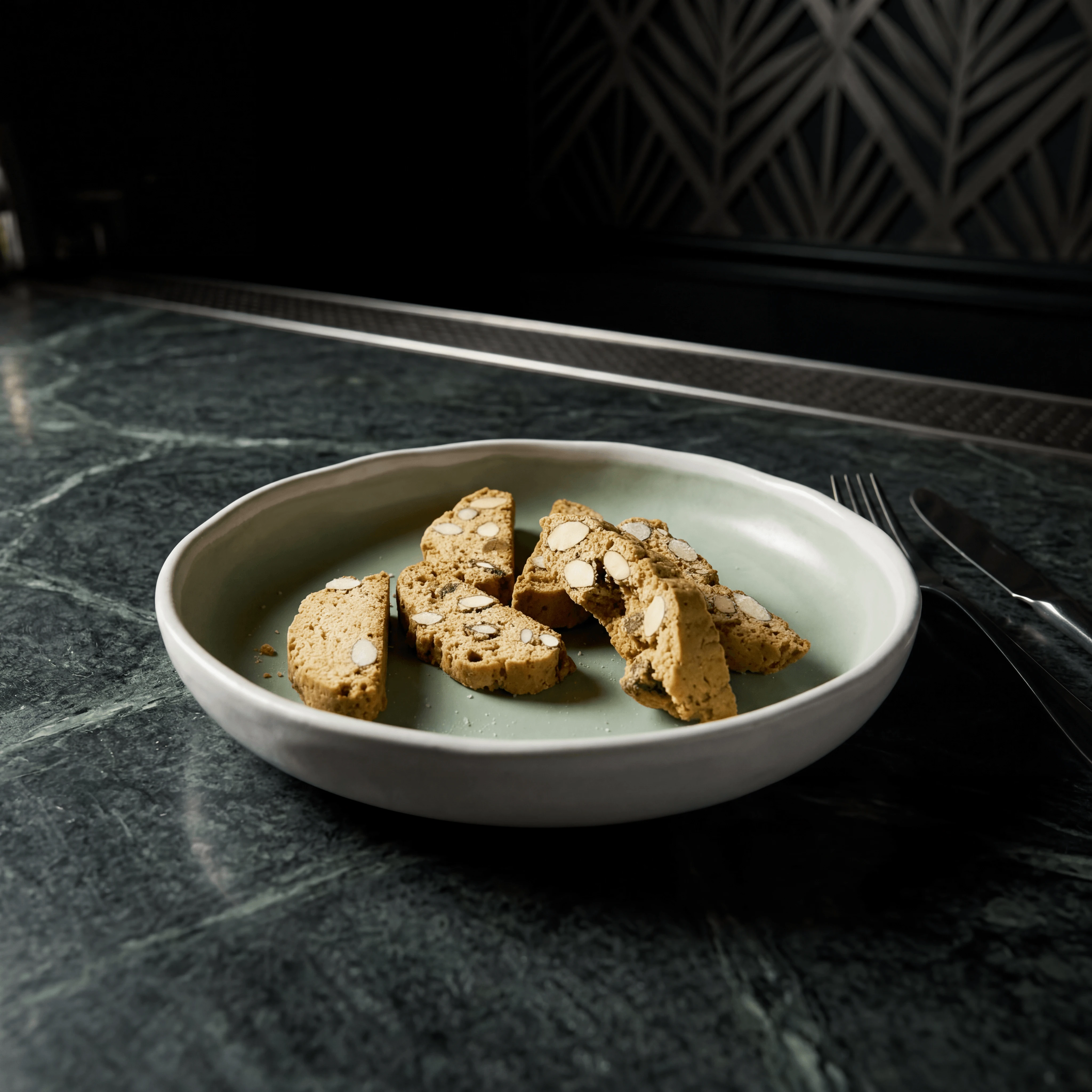 Turn abundent de biscotti toscani stivuit pe suprafață din piele întunecată — fotografie de biscotti italieni