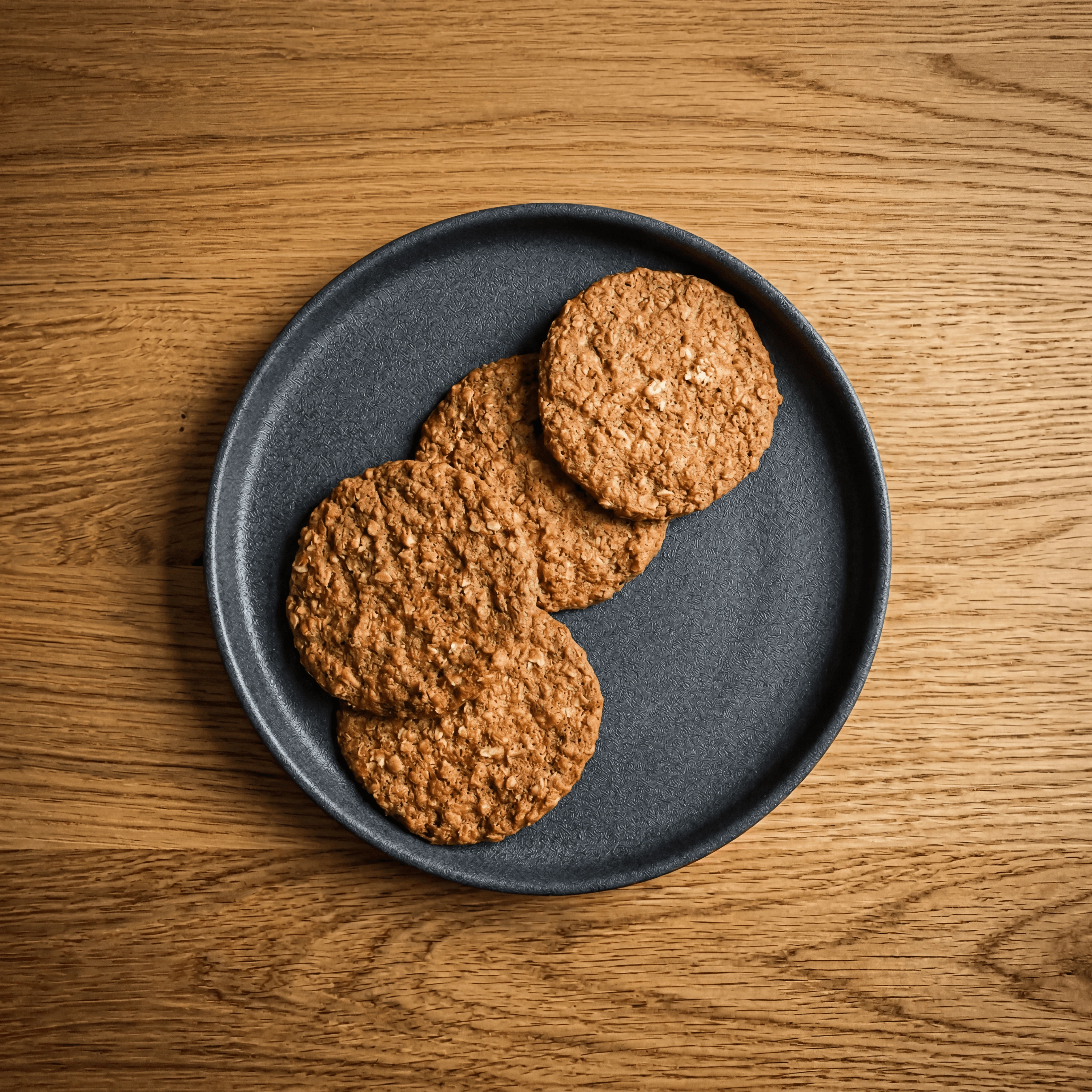 Biscuiți Anzac cu nucă de cocos și ovăz proaspăt scoși din cuptor pe tavă cu sirop de aur — fotografie de biscuiți australieni