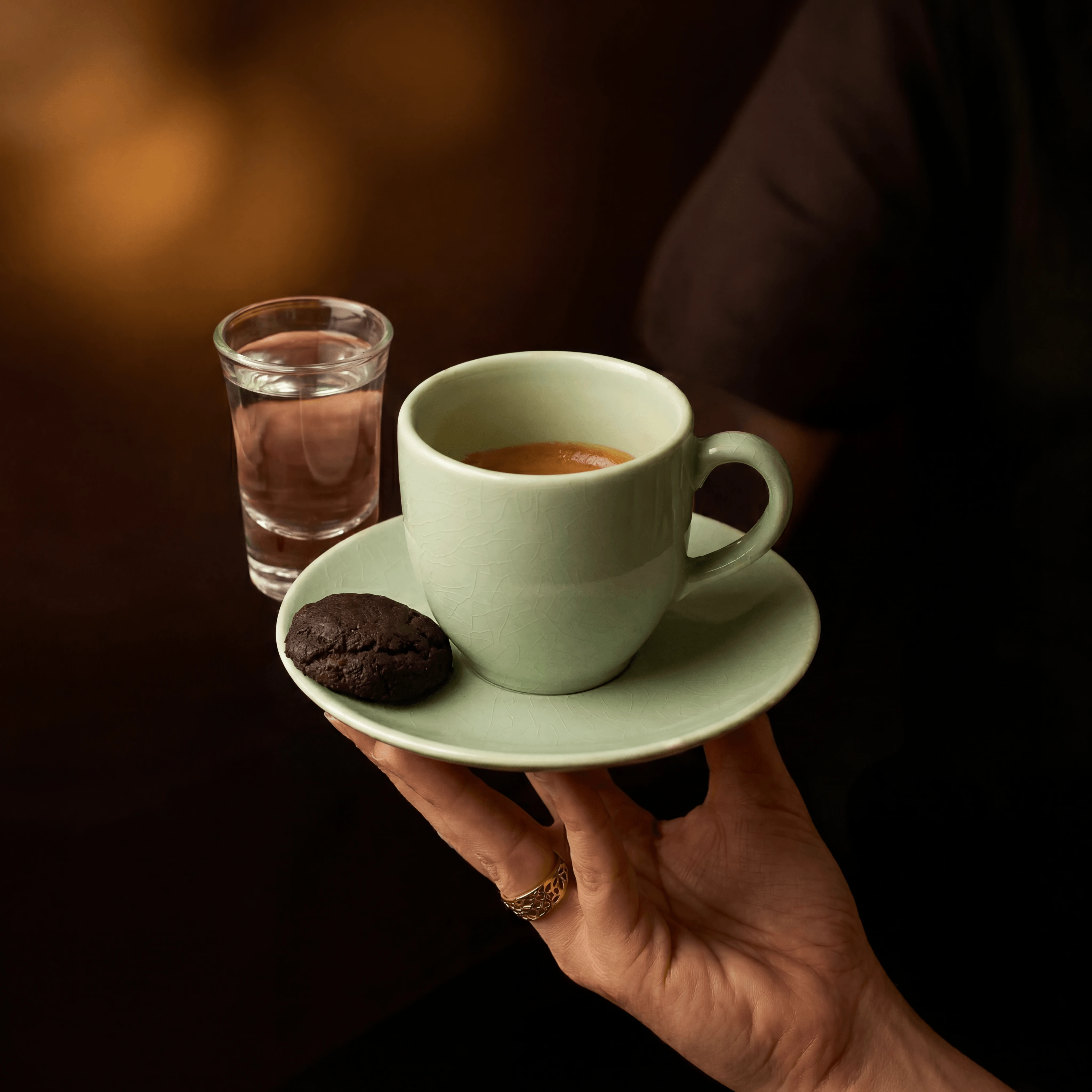 Lebkuchen din Nuremberg cu miere și migdale ținut în mână pe farfurioară crem — fotografie de biscuiți de Crăciun germani