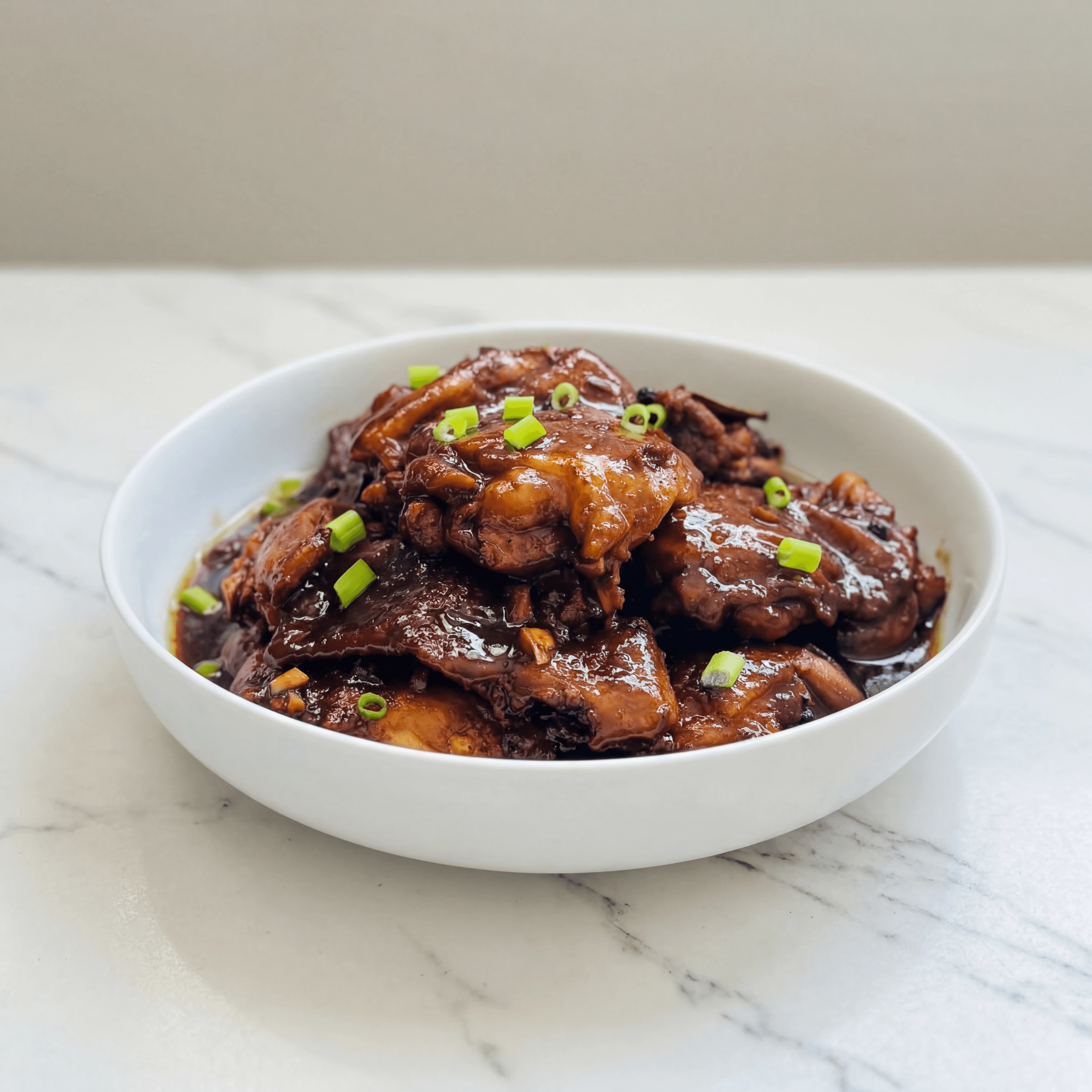 Filipiini kana-adobo sojakastme-äädikahautis läikiv glasuur küüslauk loorberileht riisitaldrik — adobo peafotograafia