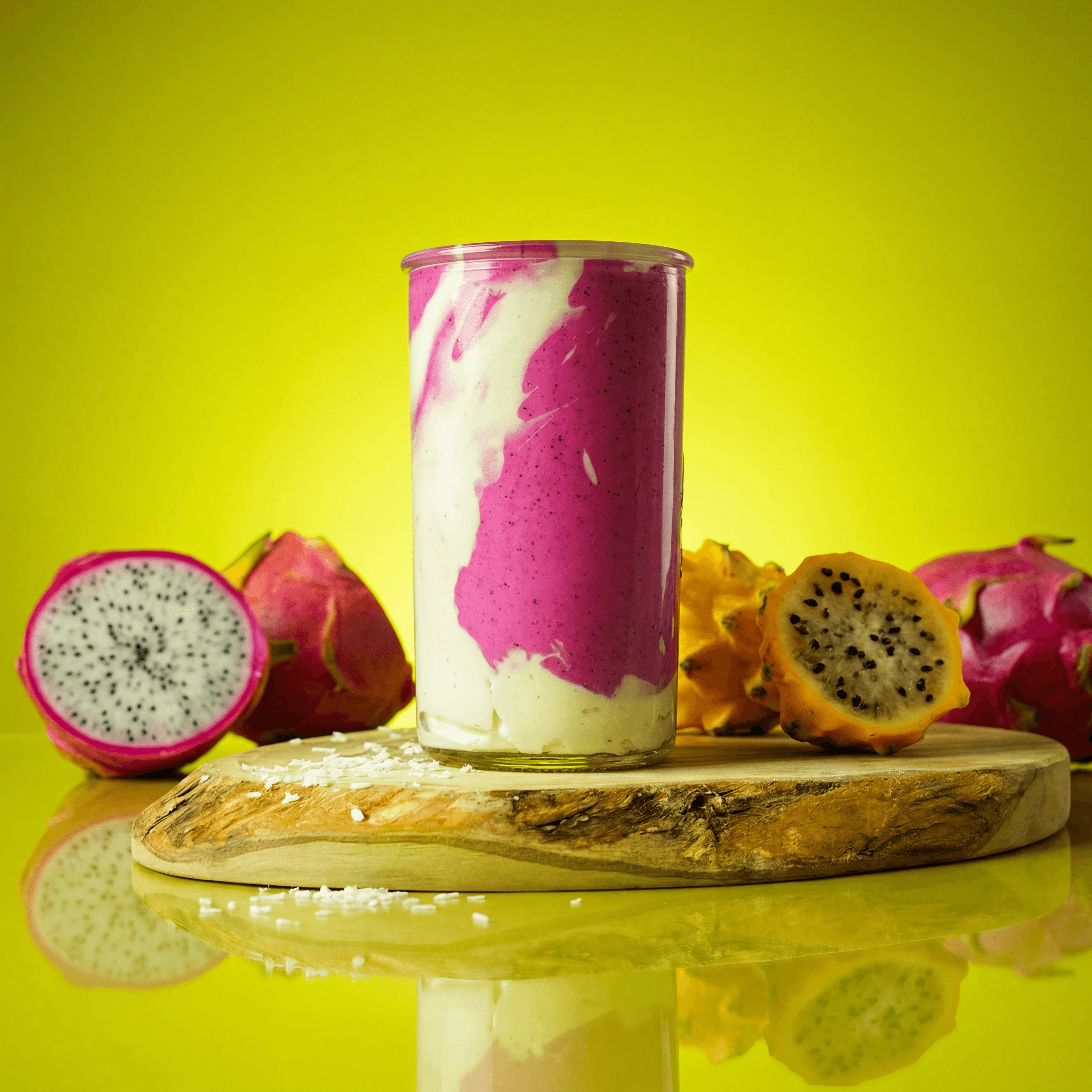Smoothie de pitaya rosa en capas con yogur de coco, fruta de la pasión y granola en vaso alto — fotografía de frutas de barra de smoothies