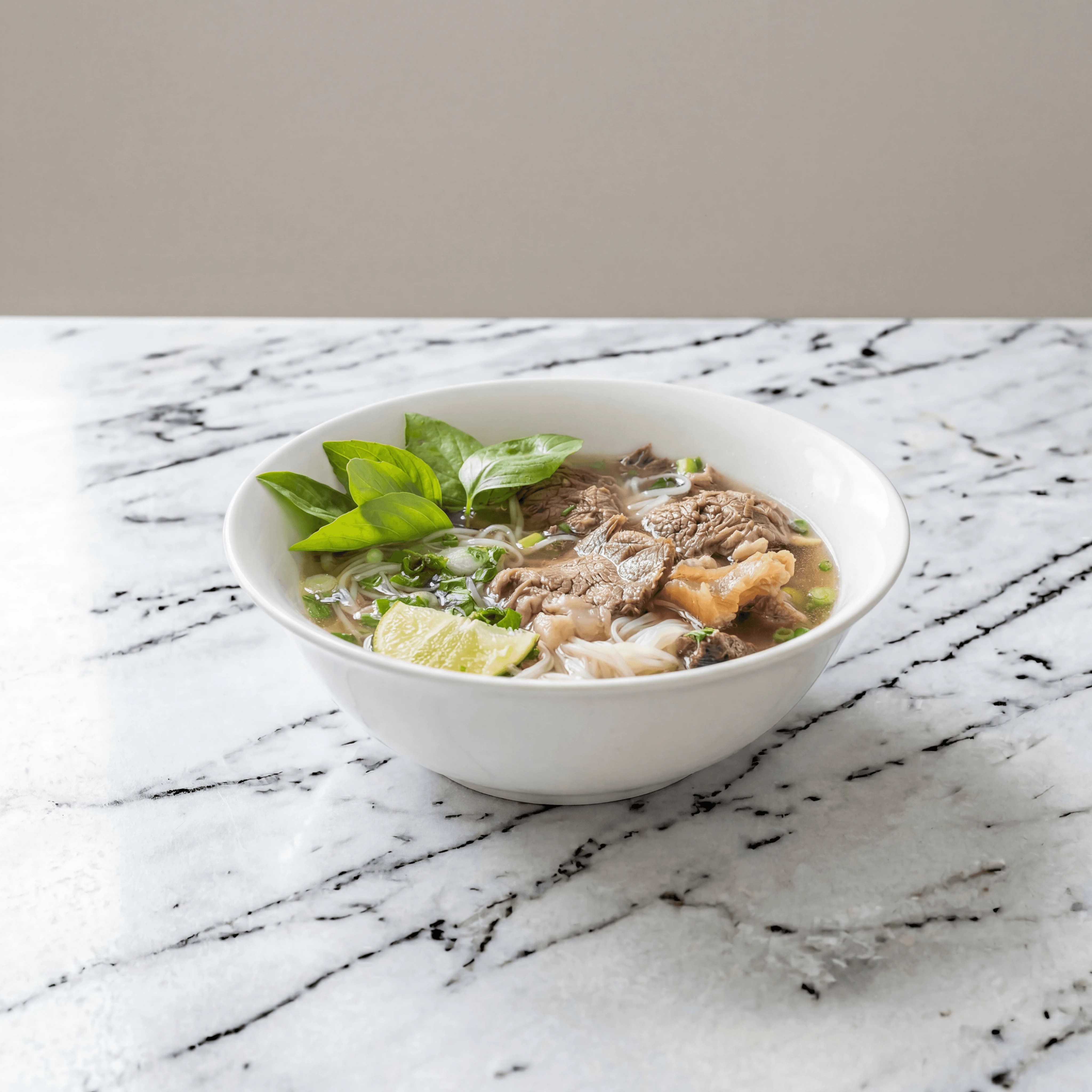 Pho bo veiseliha-nuudlisupp tõusev aur ürdid oaidandid laim jalapeño kauss — pho peafotograafia