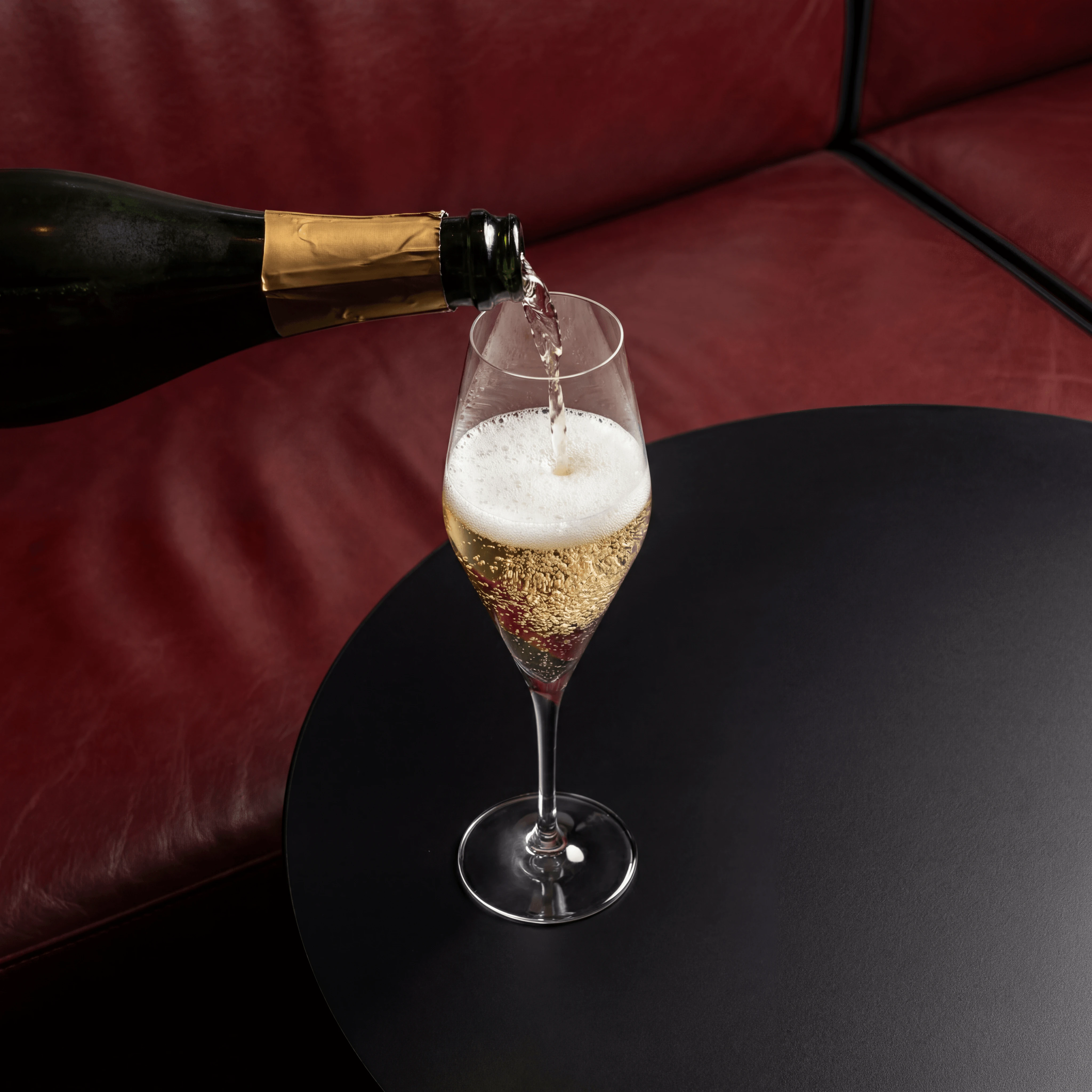 Curahan Champagne Blanc de Blancs prestij ke dalam flute Zalto tinggi dengan rantaian gelembung mutiara — fotografi Champagne mewah Perancis